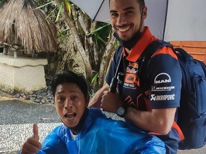 Cerita di Balik Foto Viral Risman Gendong Miguel Oliveira