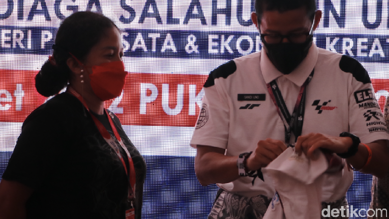 Sandiaga dan Mak Rara Menparekraf Sandiaga Uno mengatakan aksi wanita yang akrab disapa Mak Rara itu merupakan salah satu bentuk kearifan lokal.