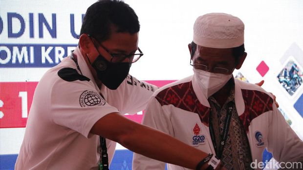 Bocah cilik asal Pulau Rote NTT Rivaldy Elvans Krisna Sopbaba (12) yang heboh karena bisa menirukan komentator MotoGP Nick Harris, diundang Menparekraf Sandiaga Uno nonton Pertamina Grand Prix of Indonesia di Mandalika.