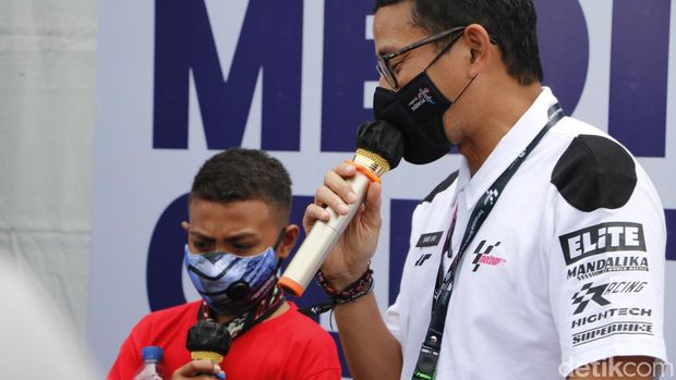 Bocah cilik asal Pulau Rote NTT Rivaldy Elvans Krisna Sopbaba (12) yang heboh karena bisa menirukan komentator MotoGP Nick Harris, diundang Menparekraf Sandiaga Uno nonton Pertamina Grand Prix of Indonesia di Mandalika.