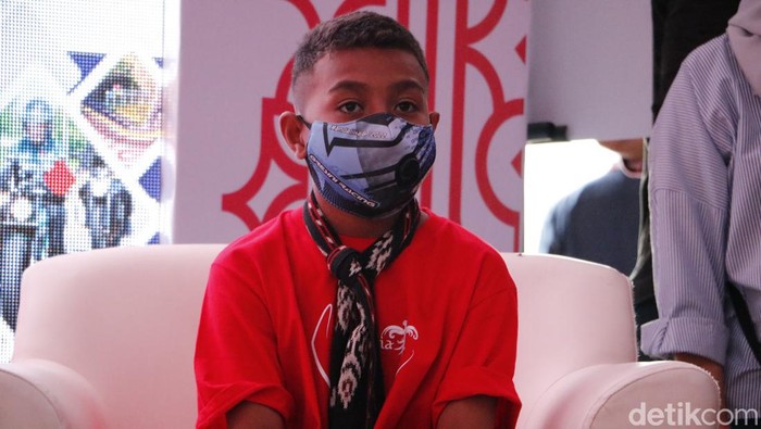 Bocah cilik asal Pulau Rote NTT Rivaldy Elvans Krisna Sopbaba (12) yang heboh karena bisa menirukan komentator MotoGP Nick Harris, diundang Menparekraf Sandiaga Uno nonton Pertamina Grand Prix of Indonesia di Mandalika.