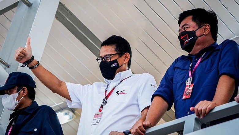 Sandiaga Uno di MotoGP Mandalika Menteri Pariwisata dan Ekonomi Kreatif/Kepala Badan Pariwisata dan Ekonomi Kreatif, Sandiaga Salahuddin Uno dan wakilnya Angela Tanoesoedibjo, tetap menyemangati dan mengajak masyarakat juga memberikan dukungan serupa terhadap dua pembalap tim Gresini Racing dalam mengarungi seri MotoGP 2022.