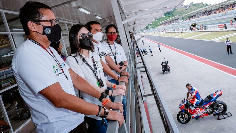 Sandiaga Uno di MotoGP Mandalika Menteri Pariwisata dan Ekonomi Kreatif/Kepala Badan Pariwisata dan Ekonomi Kreatif, Sandiaga Salahuddin Uno dan wakilnya Angela Tanoesoedibjo, tetap menyemangati dan mengajak masyarakat juga memberikan dukungan serupa terhadap dua pembalap tim Gresini Racing dalam mengarungi seri MotoGP 2022.