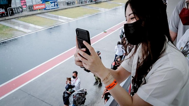 Sandiaga Uno di MotoGP Mandalika Menteri Pariwisata dan Ekonomi Kreatif/Kepala Badan Pariwisata dan Ekonomi Kreatif, Sandiaga Salahuddin Uno dan wakilnya Angela Tanoesoedibjo, tetap menyemangati dan mengajak masyarakat juga memberikan dukungan serupa terhadap dua pembalap tim Gresini Racing dalam mengarungi seri MotoGP 2022.