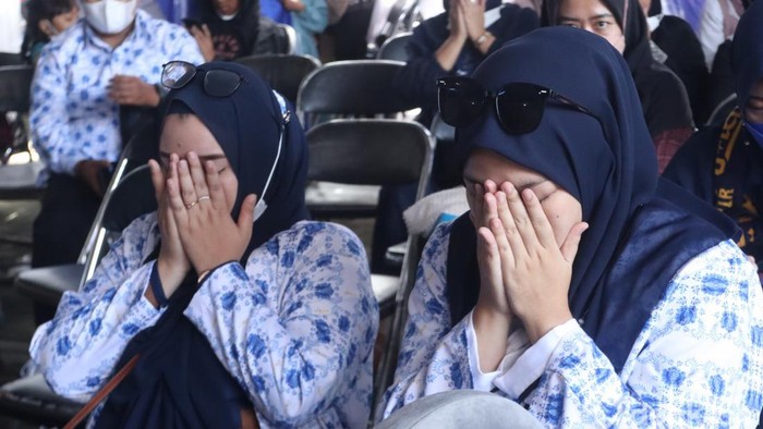Sempat Tertahan Akibat Pandemi COVID-19, Warga Kini Bisa Umrah Lagi Perjalanan ibadah umrah sempat ditangguhkan akibat pandemi COVID-19. Dengan aturan yang mulai dilonggarkan, kini warga bisa umrah lagi, Minggu, 20/3/2022.