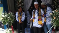 Pasalnya, impian mereka berkunjung ke tanah suci bisa terwujud setelah tertahan 2 tahun lamanya akibat Pandemi COVID-19.