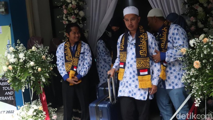 Perjalanan ibadah umrah sempat ditangguhkan akibat pandemi COVID-19. Dengan aturan yang mulai dilonggarkan, kini warga bisa umrah lagi, Minggu, 20/3/2022.