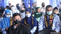 Tangisan sejumlah jemaah pecah saat berpamitan dengan orangtua dan anaknya. Tangisan itu merupakan tangisan bahagia.