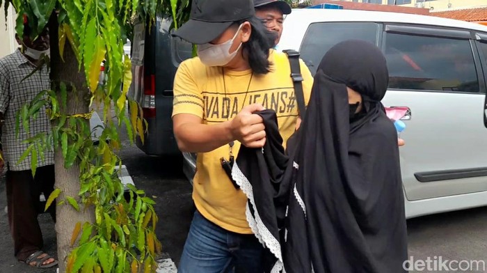 Seorang ibu di Brebes, Kunti Utami (35), ditangkap setelah tega menganiaya tiga anaknya, Minggu (20/3/2022).
