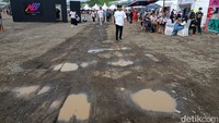 Ini salah satunya yang dikhawatirkan kala hujan. Jalanan becek dan muncul genangan. Khususnya di area komersial yang masih beralaskan tanah. (Foto: detikcom/Ardhi Suryadi)