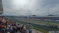 Tribun di zona A ini juga berposisi di depan grid start dan seberang paddock. Jadi cukup strategis posisinya. (Foto: detikcom/Ardhi Suryadi)