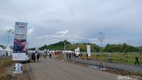 Bagian belakang booth dihiasi dengan pemandangan bukit-bukit yang cukup memanjakan mata. Tak heran, banyak yang bilang jika sirkuit Mandalika salah satu yang tercantik dalam kalender MotoGP. (Foto: detikcom/Ardhi Suryadi)