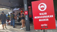 Sejumlah booth di arena sirkuit Mandalika meminta pengunjung untuk tetap menjaga prokes, setidaknya memakai masker. Namun jangan tanya realisasinya, blas bebas tak semua menjaga prokes! (Foto: detikcom/Ardhi Suryadi)