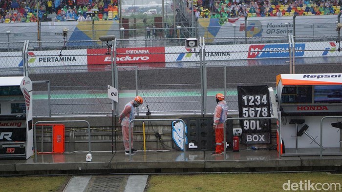 Hujan deras mengguyur Sirkuit Pertamina Mandalika jelang digelarnya balapan MOTOGP. Start race yang seharusnya pukul 15.00 WITA diundur, Minggu, 20/3/2022.