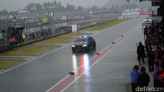 Hujan deras mengguyur Sirkuit Pertamina Mandalika jelang digelarnya balapan MOTOGP. Start race yang seharusnya pukul 15.00 WITA diundur, Minggu, 20/3/2022.