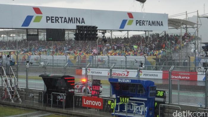 Hujan deras mengguyur Sirkuit Pertamina Mandalika jelang digelarnya balapan MOTOGP. Start race yang seharusnya pukul 15.00 WITA diundur, Minggu, 20/3/2022.