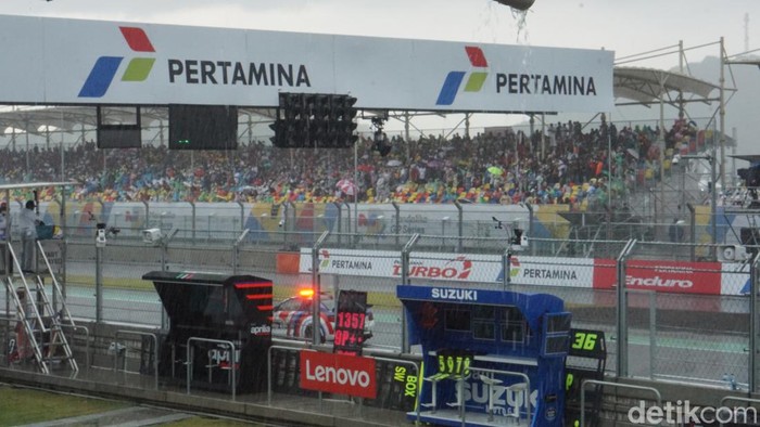 Hujan deras mengguyur Sirkuit Pertamina Mandalika jelang digelarnya balapan MOTOGP. Start race yang seharusnya pukul 15.00 WITA diundur, Minggu, 20/3/2022.