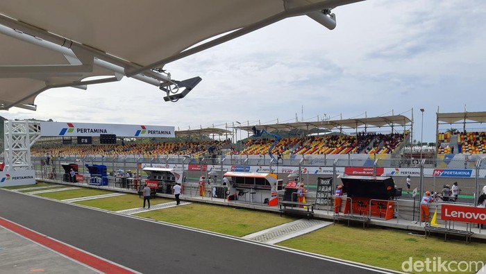 Pertamina Mandalika International Street Circuit cerah menjelang balapan, Minggu (20/3/2022).