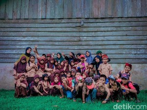 Siswa SD Pinrang Jalan Kaki 4 Km ke Sekolah, Lewati Hutan-Terancam Hewan Buas