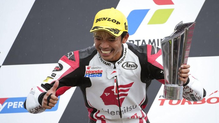 Thailands rider Somkiat Chantra of IDEMITSU Honda team Asia celebrates victory after winning the Moto2 Pertamina Grand Prix of Indonesia at Pertamina Mandalika Circuit in Mandalika, Lombok Island, Indonesia, Sunday, March 20, 2022.(AP Photo/Achmad Ibrahim)