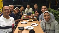 Duduk santai sambil menikmati martabak manis memang asyik. Ia dan beberapa kerabatnya memilih menghabiskan malam dengan santai ngemil martabak. Foto: Instagram @mariosuryoaj1