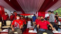 Mario Aji mendapatkan dukungan dari banyak pihak. Termasuk Presiden Jokowi hingga Kapolda Metro Jaya Jendral Fadil Imran. Ia pun berpose dengan para petinggi ini dengan santai. Foto: Instagram @mariosuryoaj1