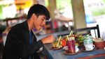 Tak Hanya Jago Balap, Mario Aji Juga Foodies yang Doyan Jajan Angkringan