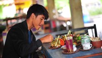 Ketika di Jogjakarta, Mario Aji memilih menikmati minuman tradisional. Ia terlihat minum wedang jahe dengan campuran sereh dan jeruk nipis. Segar! Foto: Instagram @mariosuryoaj1