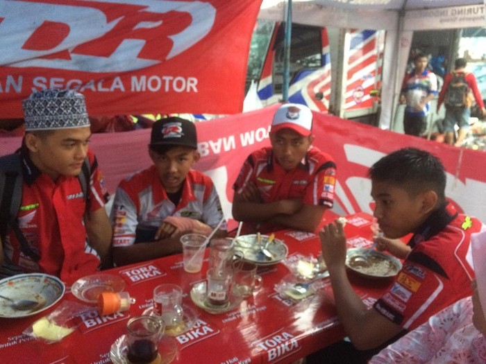 Tak Hanya Jago Balap, Mario Aji Juga Foodies yang Doyan Jajan Angkringan Tak Hanya Jago Balap, Mario Aji Juga Foodies yang Doyan Jajan Angkringan