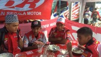 Foto ini diambil pada 2017 lalu, Mario Aji sedang asyik makan bersama teman-temannya. Momen ini diambil ketika Mario Aji usai bertanding dengan rekan-rekan sesama pembalap.  Foto: Instagram @mariosuryoaj1