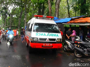 Warga Lumajang Tewas Tersambar Petir Saat Bermain HP Ketika Berteduh