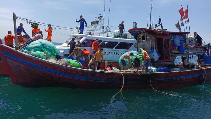 Tim Basarnas TBA mengevakuasi penumpang kapal yang sebagian telah diselamatkan oleh nelayan di tengah laut.