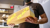 Baker Matteo Cunsolo membuat dan menjual roti perdamaian dalam warna biru dan kuning dari bendera Ukraina, hasil dari penjualan akan digunakan untuk dana amal membantu pengungsi yang menyeberang ke Italia atau yang tersisa di Ukraina.