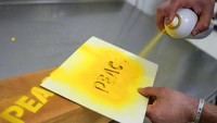 Dia menggunakan pewarna makanan alami untuk membuat roti: kunyit untuk mewarnai adonan kuning, dan infus yang dibuat dari daun bunga kacang kupu-kupu biru, atau clitoria ternatea, untuk mendapatkan warna biru. Setelah dipanggang, ia menggunakan semprotan berbahan dasar mentega dan stensil PEACE untuk menghias setiap roti.