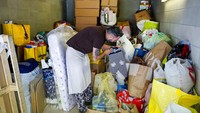 Selain itu, Cunsolo dan pembuat roti daerah telah membuat 600 kilogram (1.325 pon) kue untuk diberikan kepada pengungsi muda. Dia berencana untuk membawa permen, bersama dengan truk yang penuh dengan popok, makanan, obat-obatan dan pakaian yang disumbangkan secara lokal, ke perbatasan Ukraina-Polandia minggu depan.