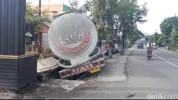 Truk kecelakaan masuk parit