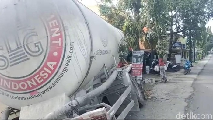 Truk kecelakaan masuk parit