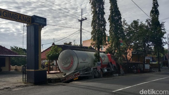 Truk kecelakaan masuk parit