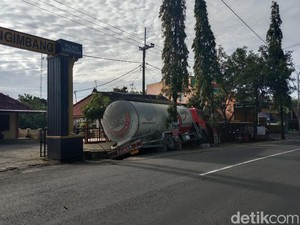 Nahas Truk Oleng Tabrak Kantor Polisi Tewaskan Sopir