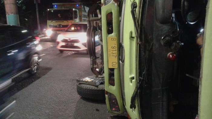 Truk terguling di Jl Latumenten, Grogol, Jakbar (Dok. TMC Polda Metro Jaya)