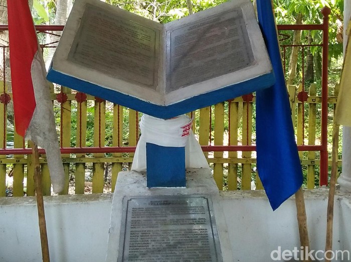 Tugu Tellumpoccoe di Bone.