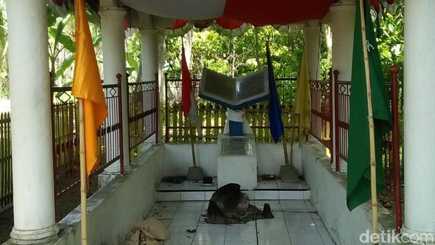 Tugu Tellumpoccoe di Bone.