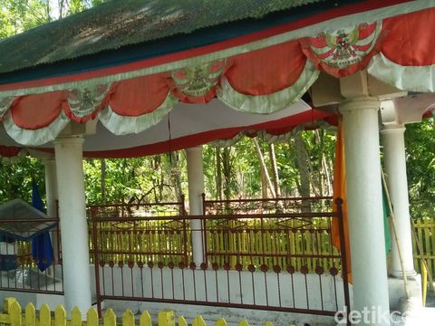 Tugu Tellumpoccoe di Bone.