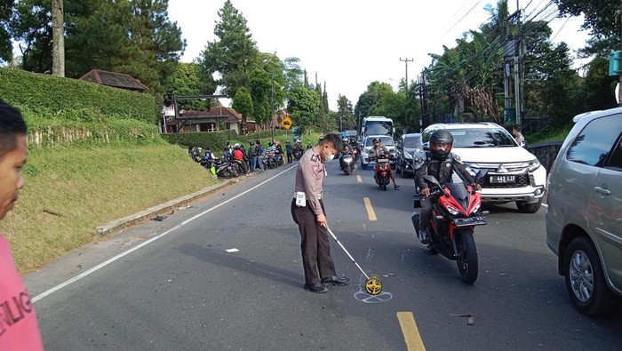 Unit Laka Satlantas Polres Bogor menggelar olah TKP kecelakaan di Jalan Raya Puncak Bogor