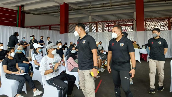 Vaksinasi oleh Polda Metro Jaya di GBK