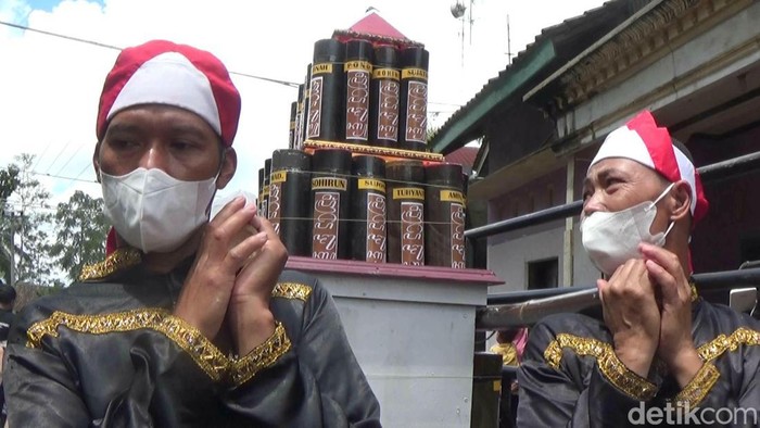 Warga Desa Pekandangan, Banjarnegara membawa celengan bambu untuk membayar PBB, Minggu (20/3/2022).
