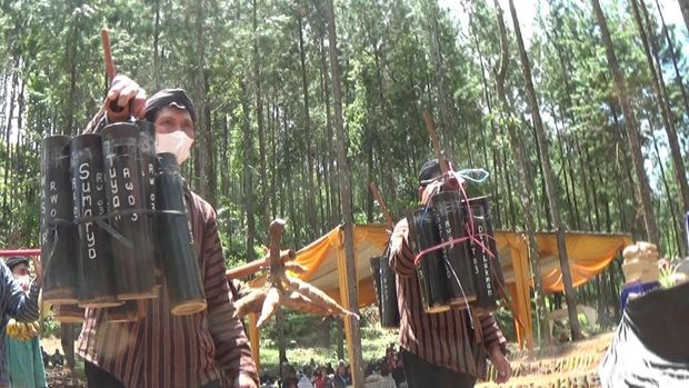 Warga Desa Pekandangan, Banjarnegara membawa celengan bambu untuk membayar PBB, Minggu (20/3/2022).