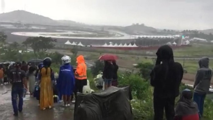 Warga bertahan di Bukit Rangkap meski hujan mengguyur.