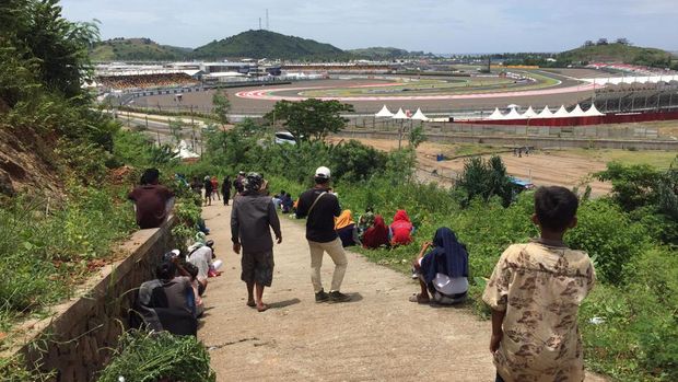 Warga menonton MotoGP Mandalika dari atas bukit.