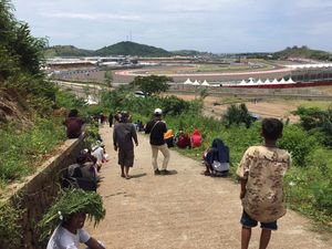 Warga Serbu Bukit Tonton Langsung MotoGP